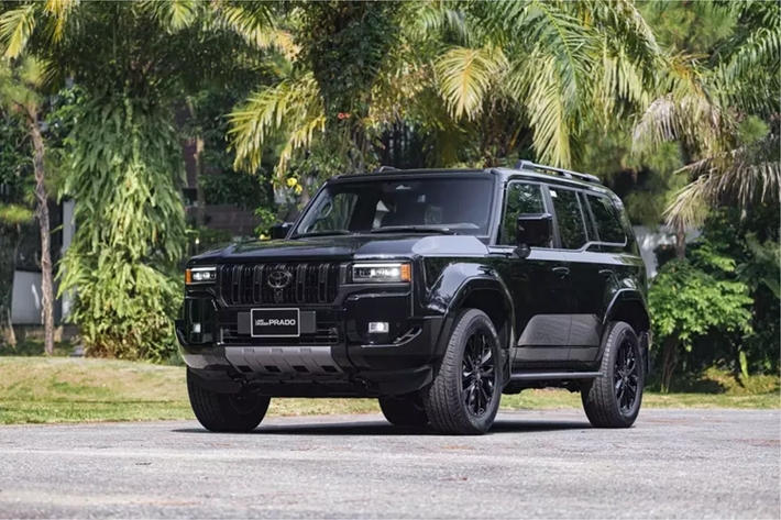 Toyota Land Cruiser Prado 2025 mới kế thừa dáng vẻ bề thế với kích thước tổng thể được nâng cấp so với phiên bản tiền nhiệm. Nhờ kích thước dài x rộng x cao lần lượt là 4.925 x 1.980 x 1.935 mm và chiều dài cơ sở 2.850 mm, xe sở hữu không gian nội thất rộng rãi, thoáng đãng hơn.