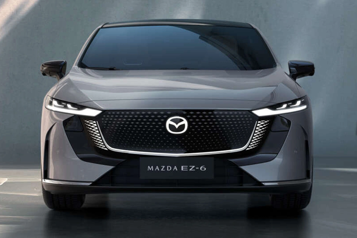 Đầu xe gây ấn tượng với cụm lưới tản nhiệt giả có thiết kế kiểu 3D, đi kèm dải đèn LED phát sáng ở quanh viền. Ở hai bên là cụm đèn chiếu sáng ban ngày thanh mảnh mang đặc trưng của Mazda. Trong khi đó, đèn pha chính được tách rời, đặt thấp xuống phía dưới.