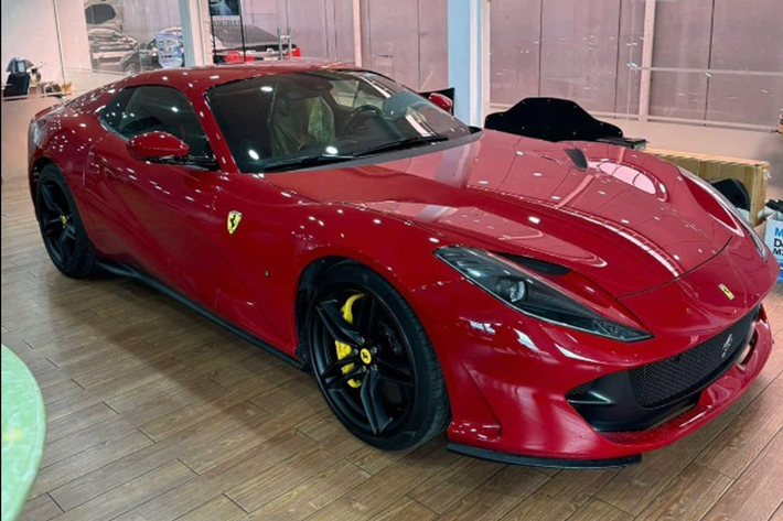 Đến nay, thông tin về chiếc Ferrari 812 GTS Rossa 70th Anniversary màu độc này đã dần được hé lộ. Cụ thể, siêu xe mui trần Ferrari 812 GTS vừa về thị trường Việt Nam sở hữu màu sơn đỏ Rosso 70th Anniversary trị giá gần 12.500 USD (tương đương khoảng 310 triệu đồng).