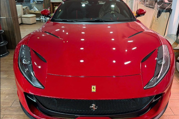 Theo đó, Ferrari 812 GTS Rossa 70th Anniversary về Việt Nam và đang làm thủ tục để ra biển. Nhiều đồn đoán cho rằng, chủ nhân của chiếc xe không ai khác chính là “vua cafe” Đặng Lê Nguyên Vũ.