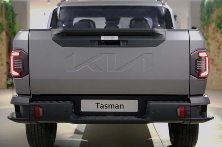 Tuy nhiên, tổng giám đốc kế hoạch sản phẩm của Kia Australia, Roland Rivero, sẽ không loại trừ động cơ V6 mạnh mẽ hơn có thể xuất hiện vì Tasman còn cả chặng đường dài phía trước. Tuy nhiên, các quy định về khí thải chặt chẽ hơn có thể ngăn cản Kia bổ sung động cơ V6 trên Tasman.