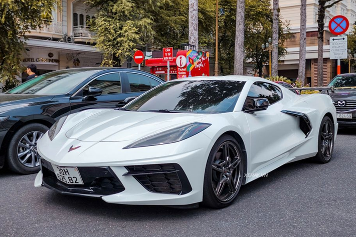 Được biết, chiếc Chevrolet Corvette C8 đầu tiên và cũng là duy nhất tại Việt Nam được một đơn vị kinh doanh xe tư nhân ở thủ đô Hà Nội đưa về nước hồi cuối năm 2020. Khi đó, mức giá của mẫu xe này được đồn đoán lên tới hơn 7 tỷ đồng.
