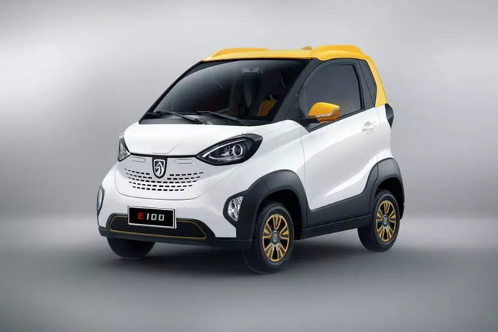 Trang bị an toàn của Baojun E100 đương nhiên chỉ dừng ở mức cơ bản với hệ thống chống bó cứng phanh ABS, phân bổ lực phanh điện tử EBD, cảm biến đỗ xe, và hệ thống cảnh báo người đi bộ. Ở bản cao cấp, xe sẽ có gương tự động gập và camera lùi.