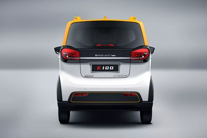 "Trái tim" của Baojun E100 là mô-tơ điện mạnh 39 mã lực và 110 Nm. Nhờ đó, xe có thể đạt vận tốc tối đa 100 km/h. Pin của mẫu ô tô điện này là loại lithium-ion với dung lượng 14,9 kWh. Nhờ đó, xe có thể chạy được 200 km sau một lần sạc pin. Pin của Baojun E100 chỉ hỗ trợ sạc chậm với thời gian sạc khoảng 5 tiếng đồng hồ.