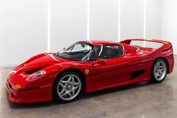 Ferrari đã tin tưởng giao nhiệm vụ tạo hình mẫu siêu xe kế nhiệm F40 cho hãng thiết kế Pininfarina nổi tiếng của Ý. Đây là một nhiệm vụ khó khăn vì siêu xe này ra đời nhằm kỷ niệm 50 thành lập thương hiệu Ferrari. Đó cũng là lý do vì sao siêu xe này được đặt tên là Ferrari F50.