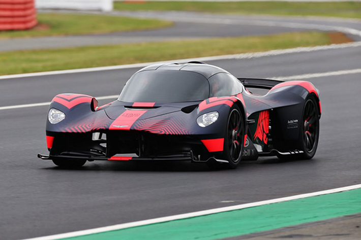 Và vượt ngoài mong đợi, Aston Martin Valkyrie đã phá vỡ kỷ lục Silverstone dành cho xe thương mại hợp pháp khi hoàn thành một vòng đua F1 trong thời gian 1:56,42. Với thời gian hoàn thành một vòng đua là 1:56.42, Valkyrie dễ dàng vượt qua kỷ lục trước đó là 2:06.83 do tay đua Manthey Racing thiết lập trên xe Porsche 911 GT2 RS.