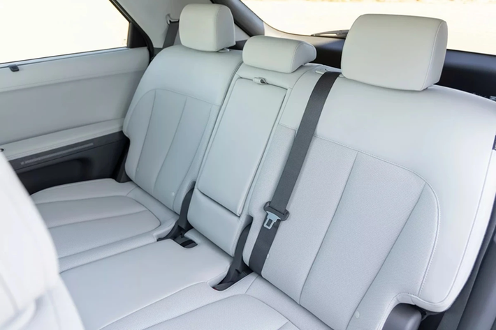 Các phiên bản Long Range của Hyundai Ioniq 5 hiện được trang bị bộ pin 84 kWh thay vì 77,4 kWh như đời cũ, cho phạm vi hoạt động tối đa 512 km sau mỗi lần sạc đầy. Ở bản giá rẻ nhất, phạm vi hoạt động tối đa của Hyundai Ioniq 5 đạt 394 km.