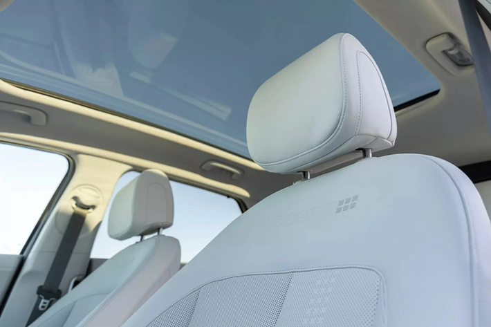 Hyundai Ioniq 5 được bán kèm bộ chuyển đổi CCS, cho phép chủ xe sử dụng khoảng 36.000 trụ sạc công cộng tại Mỹ. Khi kết nối với trụ sạc nhanh DC 350 kW, Hyundai Ioniq 5 có thể nạp lại 10-80% dung lượng pin trong khoảng 20 phút.