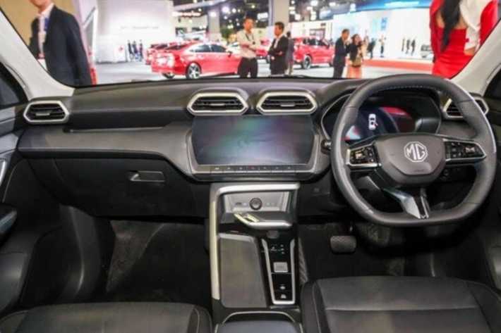 Về nội thất, MG ZS Hybrid sở hữu khoang cabin hiện đại với các tiện ích như: cụm đồng hồ kỹ thuật số 7 inch; hệ thống thông tin giải trí 12,3 inch với định vị GPS, kết nối Android Auto và Apple CarPlay; hệ thống điều hòa tự động, sạc không dây, camera 360 độ, dàn âm thanh 6 loa và ghế bọc vải màu đen.