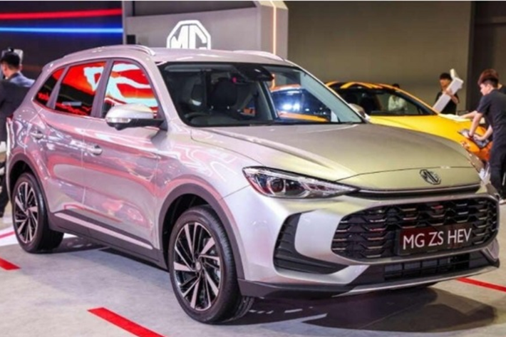 MG ZS 2025 mới sở hữu kích thước dài x rộng x cao là 4.430 x 1.818 x 1.635 (mm). Về thiết kế, MG ZS HEV 2025 có nhiều điểm tương đồng với MG HS thế hệ thứ hai. Phần đầu xe gây ấn tượng với lưới tản nhiệt hình bầu dục cỡ lớn, rãnh lưới tạo hình thang giống MG HS hay MG3 mới nhất.