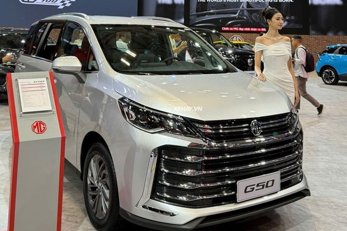 Đây là sản phẩm sẽ cạnh tranh trong phân khúc MPV phổ thông rất sôi động tại thị trường Việt Nam, nơi tập trung nhiều mẫu xe ăn khách như Mitsubishi Xpander, Suzuki XL7 hay Toyota Innova Cross. Theo nhiều nguồn tin, MG G50 2025 mới sẽ chính thức có mặt tại các đại lý từ cuối năm nay