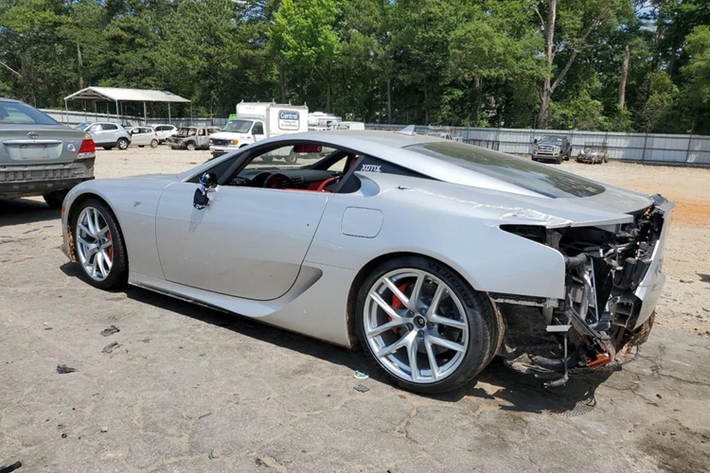 Cho đến hiện tại, tung tích của chiếc Lexus LFA xấu số mang màu sơn bạc Metallic Silver vẫn còn là bí ẩn. Nhiều người đam mê tốc độ hy vọng người chủ thứ 4 sẽ sớm hồi sinh mẫu xe biểu tượng này.