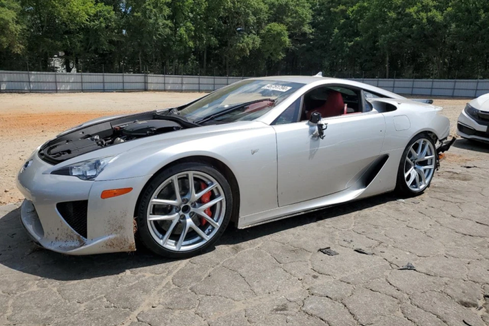 Vào đầu năm 2024, chiếc Lexus LFA gặp tai nạn nghiêm trọng - nó mang số thứ tự 193 thuộc. sở hữu của chủ nhân tại thành phố Atlanta, bang Georgia (Mỹ). Nguyên nhân đến từ điều kiện mặt đường trơn trượt.