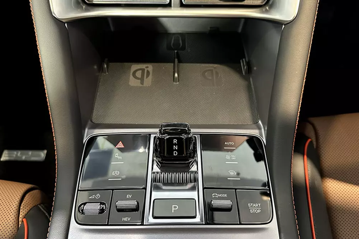 Đúng như tên gọi, BYD Sealion 6 DM-i là xe plug-in hybrid (PHEV) chứ không phải ô tô thuần điện. Xe được trang bị động cơ xăng Xiaoyun 4 xi-lanh, dung tích 1.5L, sản sinh công suất tối đa 98 mã lực và mô-men xoắn cực đại 122 Nm. Động cơ đi với mô-tơ điện, tạo ra công suất tổng cộng 218 mã lực và mô-men xoắn cực đại 300 Nm.