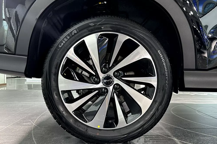 Bên cạnh kích thước lớn hơn SUV cỡ C điển hình, mẫu xe này còn mang trên mình thiết kế đặc trưng của thương hiệu BYD. Xe được áp dụng phong cách thiết kế tối giản với lưới tản nhiệt hình thang, đi kèm các nan nằm ngang, và hốc gió trung tâm với viền màu bạc bao quanh.