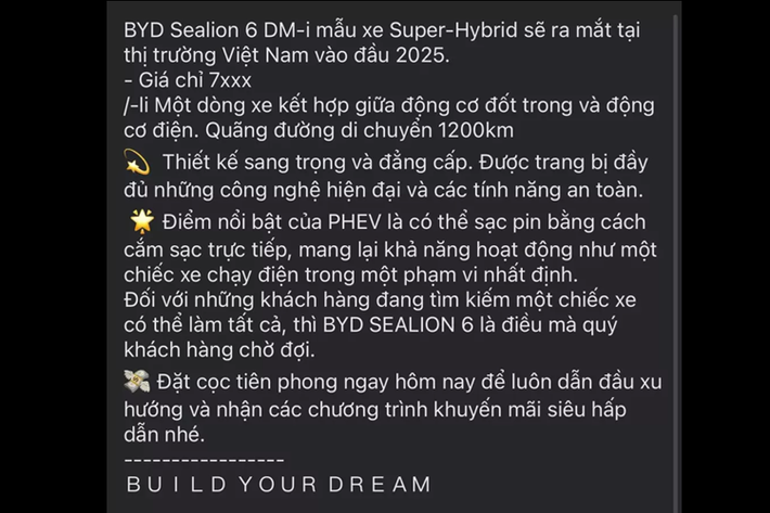 Chính giữa hốc gió trung tâm là hộp chứa cảm biến để phục vụ các tính năng an toàn chủ động ADAS. Thêm vào đó là cụm đèn pha LED gọn gàng với dải đèn LED định vị ban ngày phía dưới. Ở hai góc đầu xe còn có khe gió nằm dọc, trang trí bằng hai nan mạ crôm.