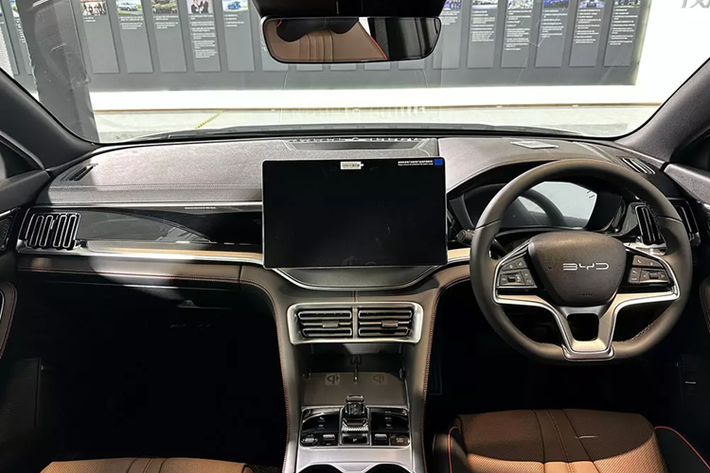 Ở khu vực bên sườn, BYD Sealion 6 DM-i được trang bị đường dập gân kéo dài từ đèn pha đến đèn hậu, đường chân kính mạ crôm và bộ vành hợp kim đa chấu, phay xước 2 màu. Đằng sau BYD Sealion 6 DM-i xuất hiện cụm đèn hậu LED với thiết kế nối liền hai bên, nằm vắt ngang đuôi xe.