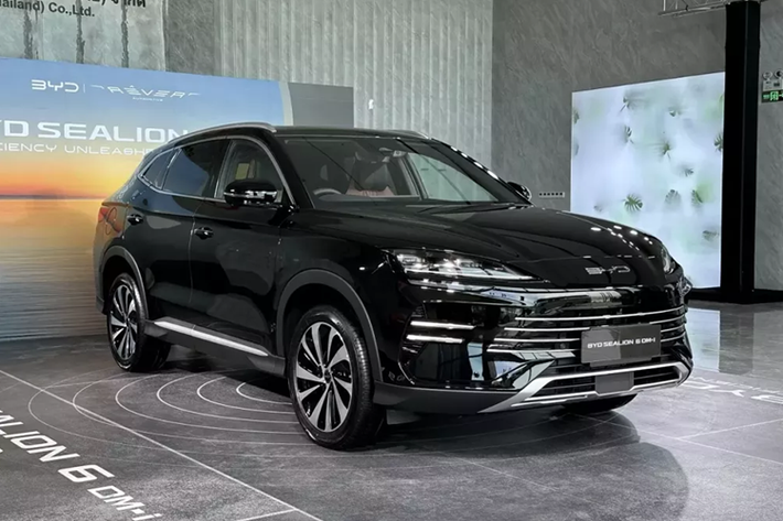 Sau khi ra mắt thị trường Việt Nam vào hồi tháng 7/2024, thương hiệu BYD của Trung Quốc đã liên tục ra mắt 6 mẫu xe, bao gồm Atto 3, Dolphin, Seal, Han, M6 và Tan EV. Theo kế hoạch, vào đầu năm sau, hãng BYD sẽ tiếp tục giới thiệu thêm một mẫu xe nữa ở thị trường Việt Nam, đó là BYD Sealion 6 DM-i 2025 mới.