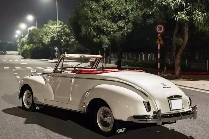 Vào thời điểm 203 ngừng sản xuất, phiên bản rút gọn này của Peugeot 403 được giới thiệu để thay thế cho mẫu 203, mặc dù có thể lập luận rằng mẫu Peugeot 304 dẫn động cầu trước rộng rãi 1300 cc, chỉ xuất hiện vào năm 1969, hoặc thực sự là mẫu Peugeot 204 được đặt tên tiếp theo đã chiếm lĩnh trực tiếp hơn thị trường ngách mà mẫu 203 đã tạo ra vào đầu những năm 1950.