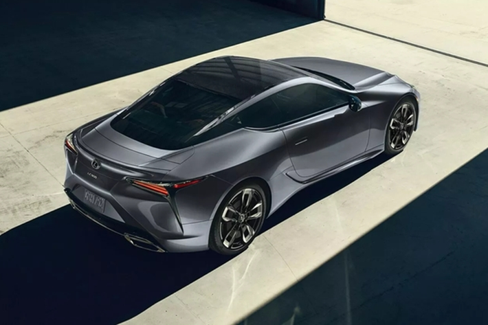 Mức giá xe Lexus LC 500h 2025 và LC 500 2025 cho bản V8 từ 100,425 USD (tương đương 2,507 tỷ đồng) và các phiên bản hybrid từ 103,575 USD (tương đương 2,586 tỷ đồng).
