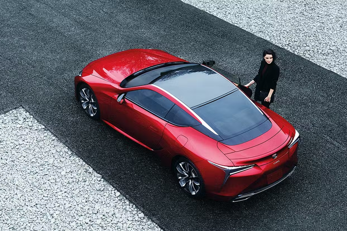 Lexus LC 500 và hybrid LC 500h 2025 sẽ trang bị một số thanh giằng mới, hứa hẹn cải thiện trải nghiệm lái tổng thể; điều này tạo nên sự mới mẻ của mẫu xe này. Lexus lần đầu tiên ra mắt LC tại Triển lãm Ô tô Quốc tế Bắc Mỹ vào năm 2016.
