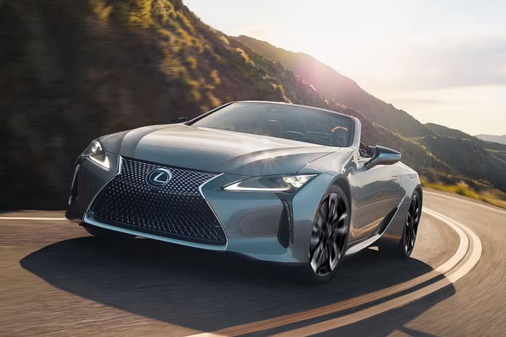 Ngoài lớp sơn, Lexus đã thêm các thanh giằng ở phía trước và sau để cải thiện độ cứng. Có thể các thanh giằng này được giới thiệu nhằm đáp ứng các yêu cầu an toàn ngày càng thay đổi, nhưng một khung cứng hơn đồng nghĩa chiếc xe xử lý tốt hơn, do đó cầm lái LC 2025 sẽ thấy một số cải tiến.