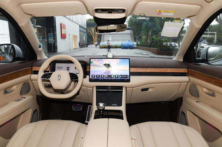 Aito Seres 7 bản RWD được trang bị động cơ 1.5T và động cơ đồng bộ nam châm vĩnh cửu cho công suất 196 kW (263 mã lực) và mô-men xoắn 354 Nm. Thời gian tăng tốc từ 0 - 100 km/h là 7,8 giây.