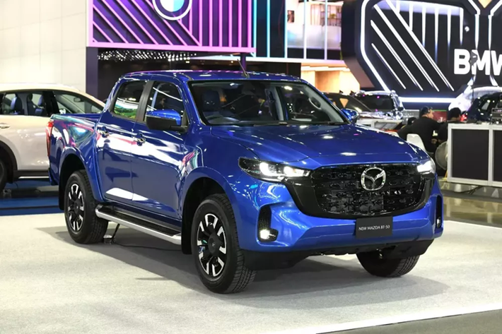 Tại thị trường này, xe có 2 cấu hình thân xe là 2 cửa và 4 cửa. Bên cạnh đó là 4 phiên bản, mức giá xe Mazda BT-50 2025 dao động từ 762.000 - 1.352.000 Baht (khoảng 563 - 999 triệu đồng).