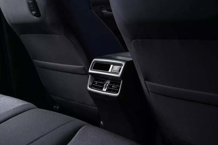 Thứ hai là động cơ diesel 4 xi-lanh, dung tích 3.0L, cho công suất tối đa 190 mã lực tại tua máy 3.600 vòng/phút và mô-men xoắn cực đại 450 Nm tại tua máy 1.600 - 2.600 vòng/phút.