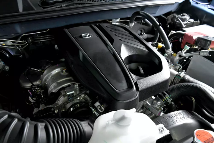 Động cơ đi với hộp số sàn 6 cấp hoặc tự động 6 cấp. Phiên bản 3.0L của Mazda BT-50 2025 được trang bị hệ dẫn động cầu sau hoặc 4 bánh bán thời gian 4WD.