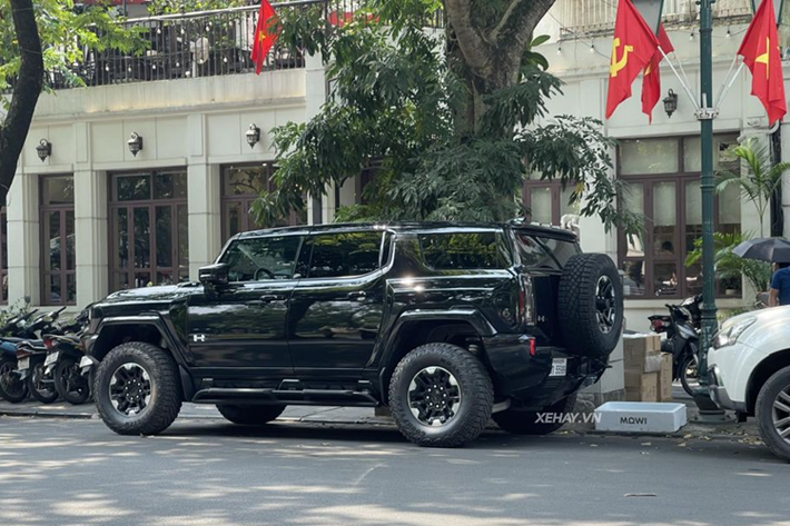 Trong khi đó, bản 2X sẽ được trang bị 2 mô tơ điện cho công suất 625 mã lực và mô-men xoắn 10.033 Nm. Bản này có phạm vi di chuyển là 400 km/sạc.