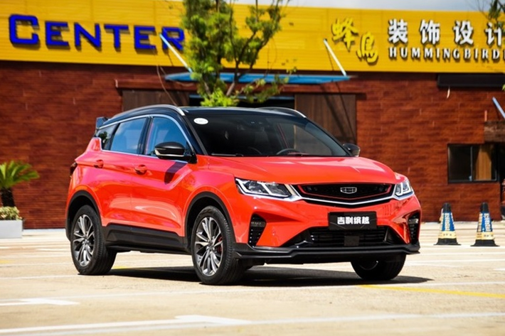 Proton X50 được định vị thuộc phân khúc CUV cỡ B với kích thước dài x rộng x cao lần lượt là 4.330 x 1.800 mm x 1.609 mm, đi kèm chiều dài cơ sở 2.600 mm. Như vậy, mẫu xe tới từ Malaysia này sẽ là đối thủ cạnh tranh của Kia Seltos, Honda HR-V và Hyundai Creta.