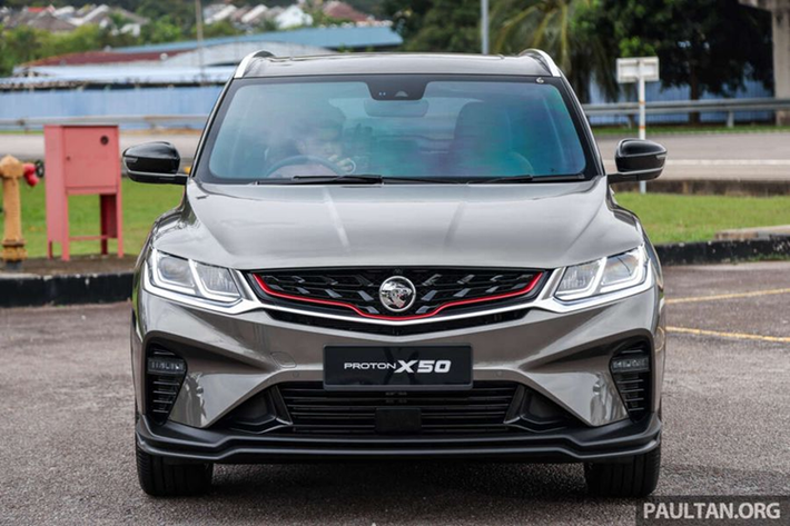 Thực chất Proton X50 2024 mới không phải là mẫu xe do hãng Malaysia phát triển, mà là sản phẩm rebadging (cùng một mẫu xe bán dưới các thương hiệu khác nhau) của Geely Binyue. Tùy thuộc vào thị trường, mẫu crossover này có những tên gọi khác nhau như Geely Coolray tại Philippines hay BelGee X50 tại Belarus và Nga.