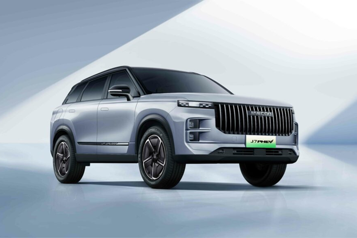 Chưa hết, mẫu SUV cỡ B này còn có 2 sạc điện thoại không dây 50W, điều hòa tự động, cửa gió dành cho hàng ghế sau, màn hình hiển thị thông tin kính lái HUD, đèn viền trang trí nội thất, ghế trước sưởi/thông gió và cửa sổ trời.
