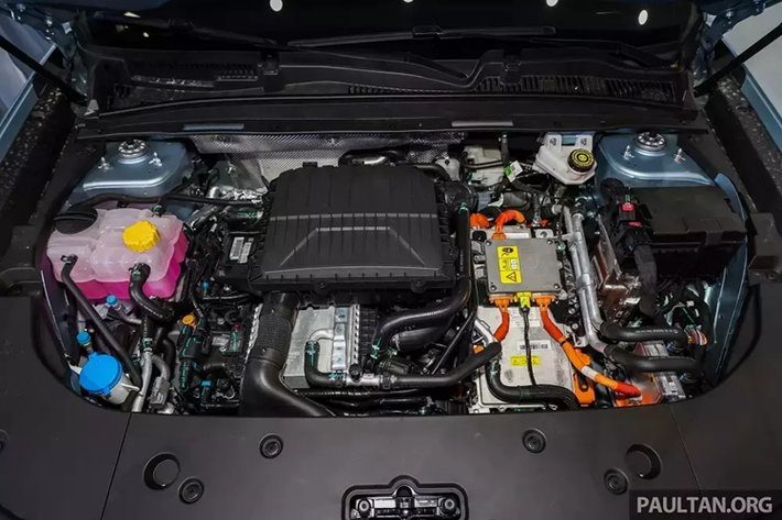 Là phiên bản PHEV của Jaecoo J7, mẫu xe này sở hữu các thông số và thiết kế tổng thể không khác biệt so với phiên bản máy xăng thông thường. Với chiều dài 4.538 mm và chiều dài cơ sở 2.672 mm, mẫu xe này sẽ được định vị trong phân khúc SUV cỡ B+ ở Việt Nam, cạnh tranh với Toyota Corolla Cross và Haval Jolion sắp ra mắt.