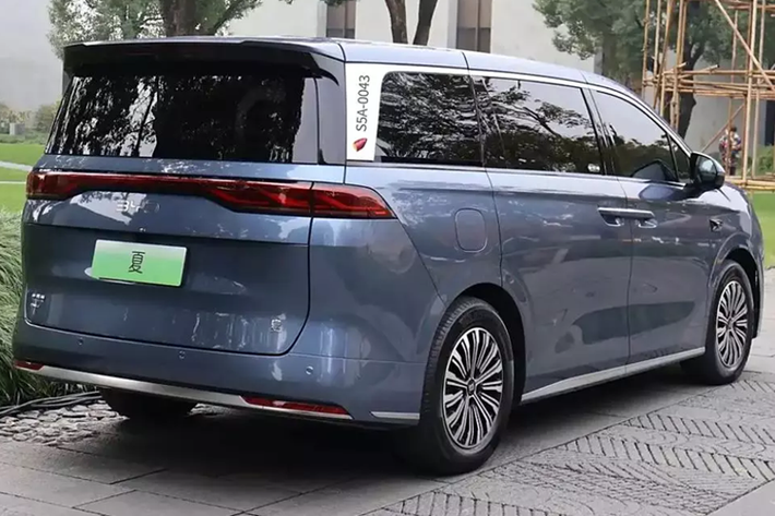 Mẫu xe MPV BYD Xia PHEV 2025 có kích thước bao gồm chiều dài, chiều rộng và chiều cao lần lượt sẽ là 5145/1970/1805 mm và chiều dài cơ sở là 3045 mm.