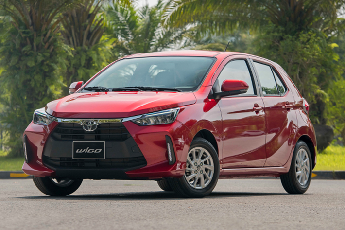 Toyota Wigo tại Việt Nam hiện có 2 phiên bản và giá bán dao động từ 360 - 405 triệu đồng. Bên cạnh giá bán khá hợp lý, xe còn có trang bị không thua kém các đối thủ như đèn pha LED, gương chiếu hậu gập điện/chỉnh điện, vành hợp kim 14 inch, màn hình cảm ứng trung tâm 7 inch và hệ thống âm thanh 4 loa.