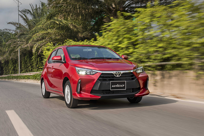 Khác với Hyundai Grand i10, Toyota Wigo là xe nhập khẩu nguyên chiếc từ Indonesia. Do đó, xe không được ưu đãi 50% lệ phí trước bạ theo chính sách của Nhà nước. Điều này là một phần bất lợi của mẫu xe Nhật Bản so với 2 đối thủ sản xuất, lắp ráp trong nước.
