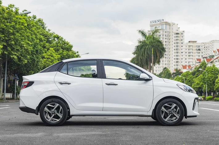 Bên canh đó, Hyundai Grand i10 còn có 2 kiểu dáng là sedan và hatchback như trước. Ở phiên bản nâng cấp, mẫu xe Hàn Quốc này đã được thay đổi nhẹ về mặt thiết kế và trang bị.