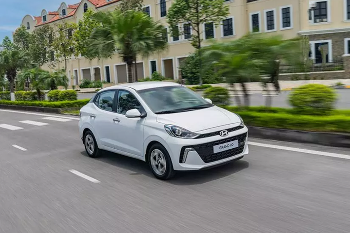 Hyundai Grand i10: 561 xe Trong tháng 9 vừa qua, Hyundai Grand i10 tăng trưởng mạnh với tỷ lệ 81%, đưa doanh số lên 561 xe. Nhờ đó, mẫu xe Hàn Quốc này tiếp tục duy trì vị thế bán chạy số 1 trong phân khúc xe hạng A.