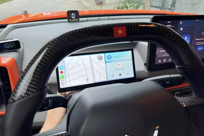 Kế đến là món ăn chơi không thể thiếu của các chủ xe VinFast VF3 chính là 2 dây để nâng nắp capô trước lên khi cần. Vòng ra bên sườn, đập vào mắt người xem chính là điểm nhấn với bộ mâm đa chấu, kích thước lớn, sơn màu tối rất hầm hố, khá phù hợp với vòm bánh xe mở rộng, sơn đen nhám của xe.
