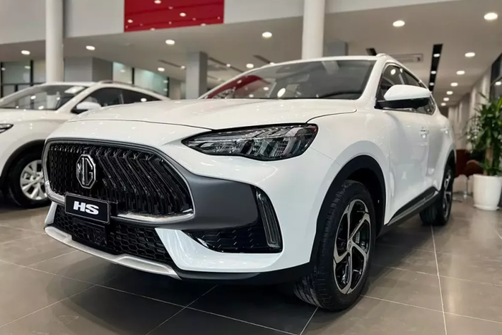 MG HS mới ra mắt Việt Nam từ tháng 1/2024 với 2 phiên bản là DEL và LUX cùng giá niêm yết lần lượt 699 triệu và 749 triệu đồng. Tuy nhiên, trong thời gian qua, mẫu xe này liên tục được cả hãng và đại lý giảm giá nhằm thu hút khách hàng.