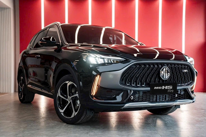 Theo đó, một số đại lý MG ở Việt Nam hiện đang rao bán mẫu SUV cỡ C này với giá chỉ 530 triệu ở bản DEL. So với giá niêm yết, MG HS DEL rẻ hơn đến 169 triệu đồng. Với giá bán chạm đáy mới tại đại lý, MG HS DEL rẻ hơn cả bản cao cấp của một số mẫu SUV hạng A như Kia Sonet hay Hyundai Venue.