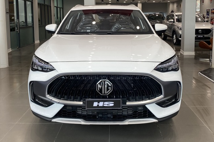Được biết, những chiếc MG HS giảm giá mạnh này tại đại lý đều là xe sản xuất năm 2023 (số VIN 2023). Đây là động thái nhằm đẩy hàng tồn của đại lý. Trong khi đó, phiên bản LUX của MG HS hiện không còn xe số VIN 2023. Ưu đãi tại đại lý có lẽ đã bao gồm khuyến mãi của hãng.