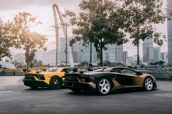 Lamborghini Aventador SVJ hàng độc này sở hữu khối động cơ hút khí tự nhiên V12 6.5L sản sinh công suất 770 mã lực và mô men xoắn cực đại 720 Nm, giúp xe tăng tốc từ 0 - 100 km/h chỉ trong 2,8 giây trước khi cán tốc độ tối đa hơn 350 km/h.