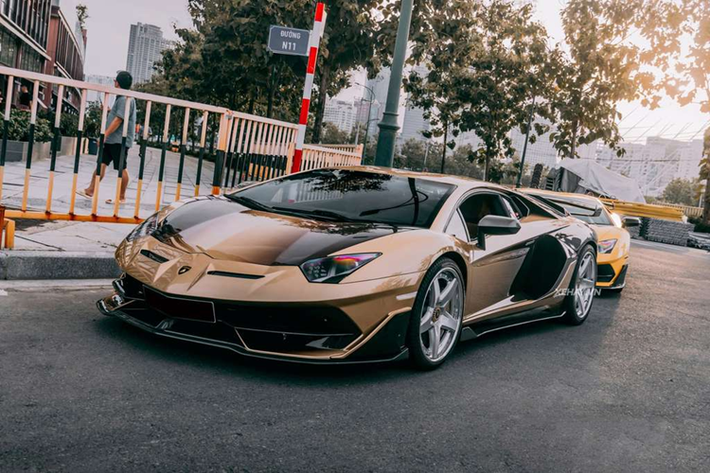 Siêu xe Lamborghini Aventador được ra mắt lần đầu tại triển lãm Geneve Motorshow năm 2011, dòng xe này được thương hiệu ô tô Ý sản xuất để kế thừa đàn anh Murcielago. Lamborghini chỉ sản xuất vỏn vẹn 186 chiếc Murcielago SV (dù ban đầu họ dự tính sẽ có 350 chiếc được bán ra) để nhường chỗ cho dây chuyền sản xuất Aventador.
