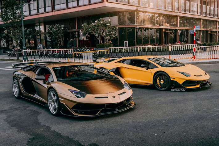 Ở bên trong cabin, chiếc Aventador SVJ này có nhiều chi tiết được làm từ vật liệu carbon và được hoàn thiện thủ công tại Việt Nam.