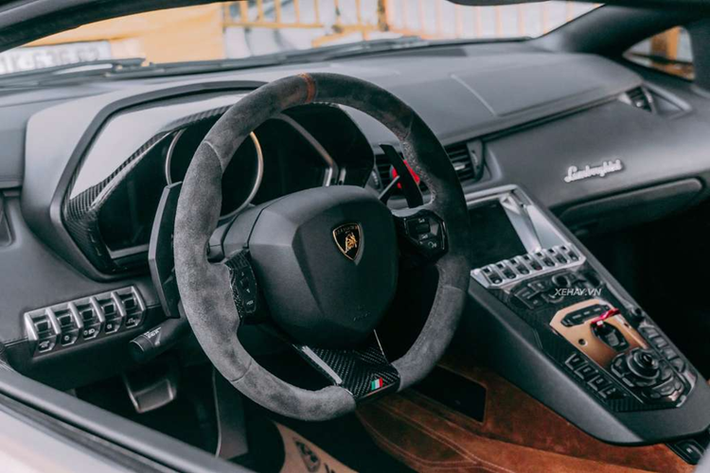 So với những xe đang có mặt ở Việt Nam, siêu bò Lamborghini Aventador SVJ trong bài gây ấn tượng khi sở hữu lớp sơn ngoại thất gradient giữa màu đen và vàng đồng có tên Bronze Zenas. Chưa hết, chiếc Lamborghini Aventador SVJ này còn được độ lại bộ mâm của AG Luxury theo sở thích của chủ sở hữu.