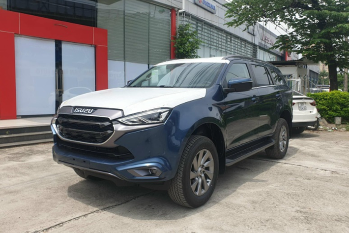 Cụ thể, khách mua Isuzu mu-X bản B7 giảm giá 100 triệu. Giá bản này sau ưu đãi chỉ còn 810,8 triệu đồng. Khách mua bản B7 Plus cũng được ưu đãi 113 triệu, đưa giá xe về mức 885,8 triệu đồng. Hai phiên bản cao cấp nhất là Prestige và Premium cũng lần lượt được ưu đãi 200 triệu và 215 triệu.