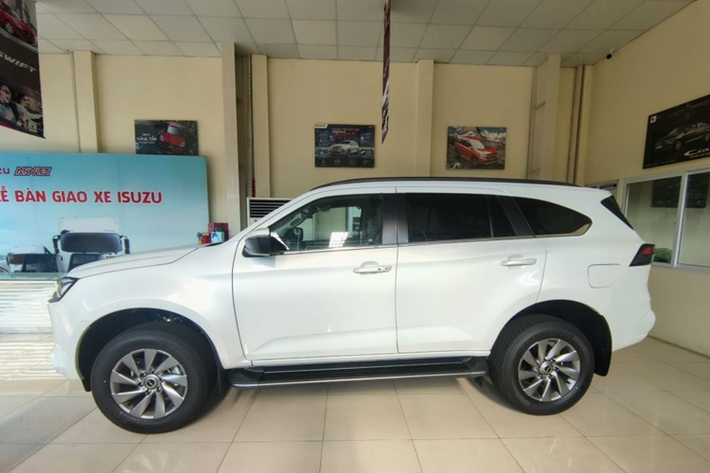 Về trang bị an toàn, Isuzu mu-X sở hữu các công nghệ hỗ trợ lái như: ga tự động thông minh, giới hạn tốc độ, cảnh báo va chạm phía trước, cảnh báo chệch làn đường, tự động phanh khẩn cấp, cảnh báo phương tiện cắt ngang khi lùi, cảnh báo điểm mù, chống tăng tốc ngoài ý muốn, cảnh báo áp suất lốp, 8 cảm biến trước sau, đèn pha tự động nâng hạ và hệ thống 6 túi khí.